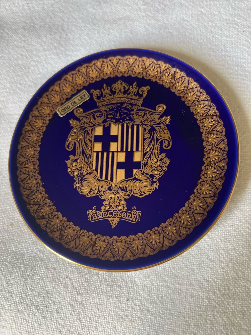 Vintage 1987 Barcelona souvenir plate features a deep cobalt blue